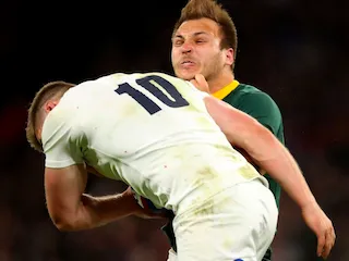 Owen Farrell committing an atrocious shoulder charge with his right arm fully tucked and loaded